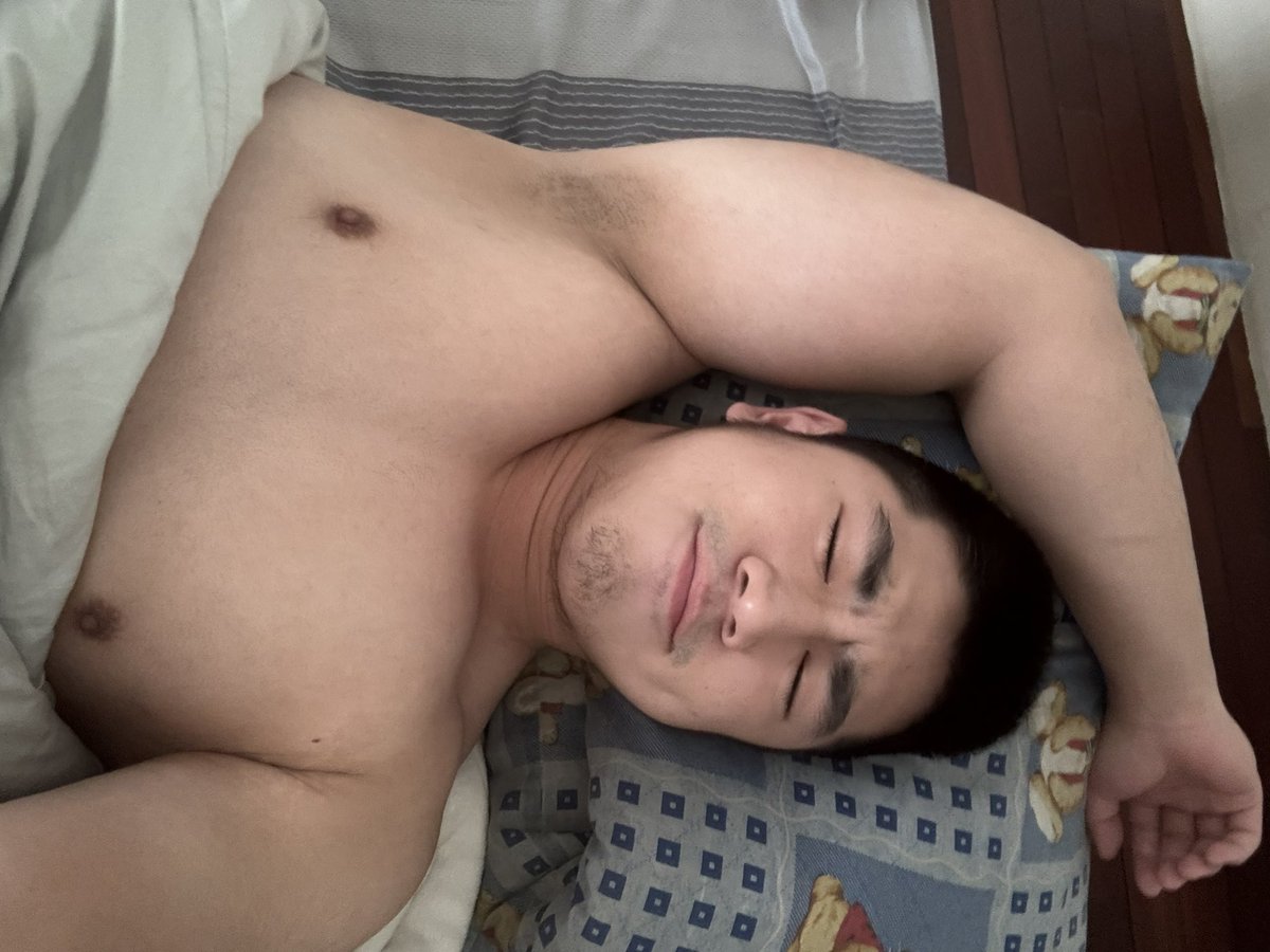 昨天去完健身爆汗後，今天起床感覺冷冷又懶懶的好想抓人抱著取暖喔😂