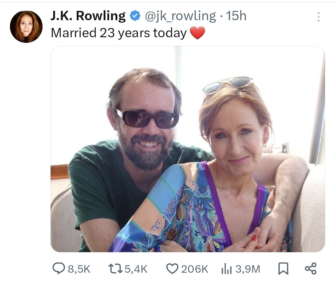 Me acabo de enterar que J.K. Rowling lleva 23 años casada con <a href="/auronplay/">Auron</a> , estoy en shock. 
#auron
#auronplay