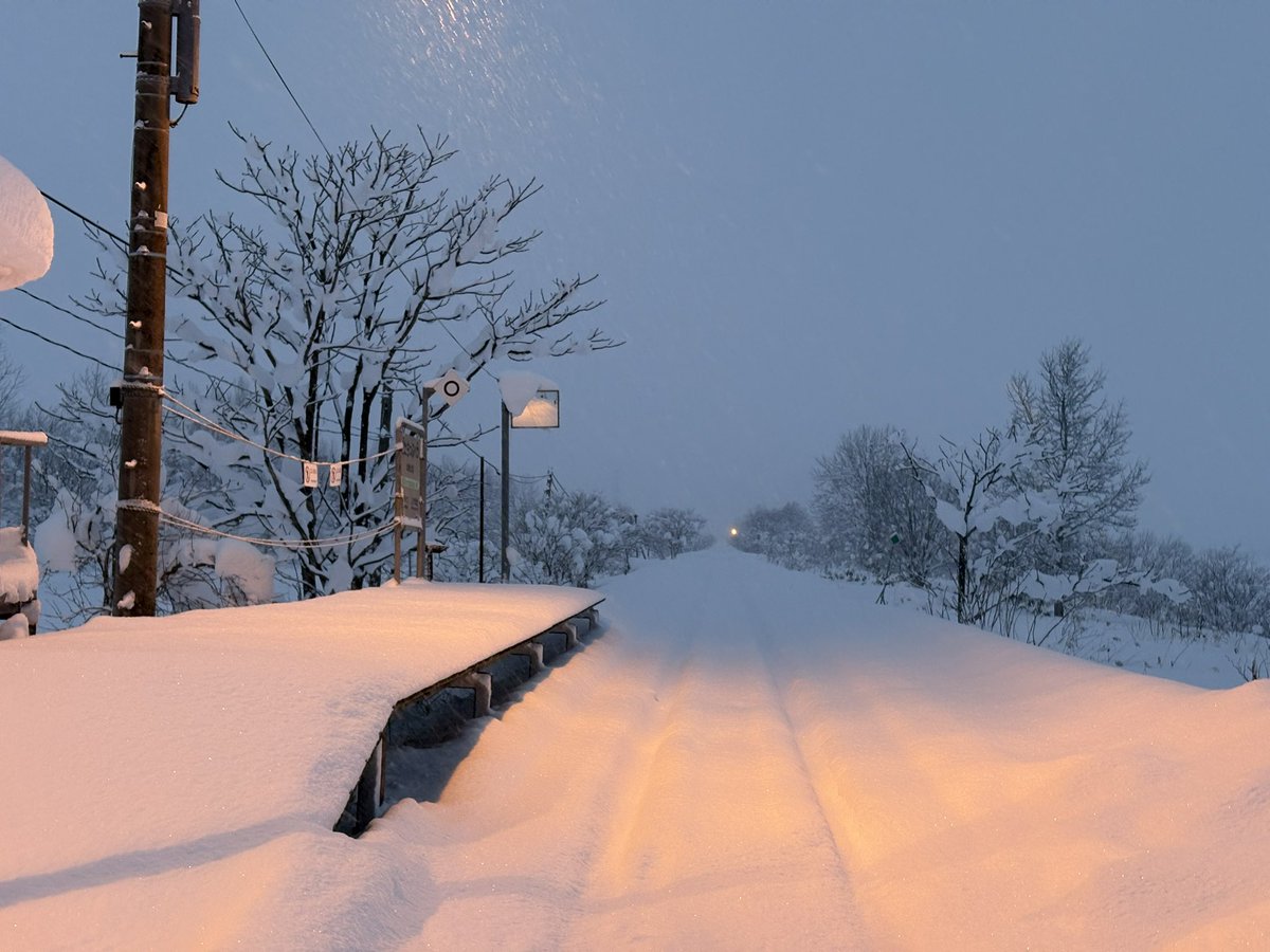 留萌本線 北秩父別駅
物置駅舎と板張りホーム、クリパもあるので実質糠南。普通列車でも半分くらいが通過で上下合わせて1日6本なのに数年前までは生活利用者がいたと聞いて驚いた。車に乗せてもらったおかげでクリパに行けることとなり2日後にまさかの再訪問。