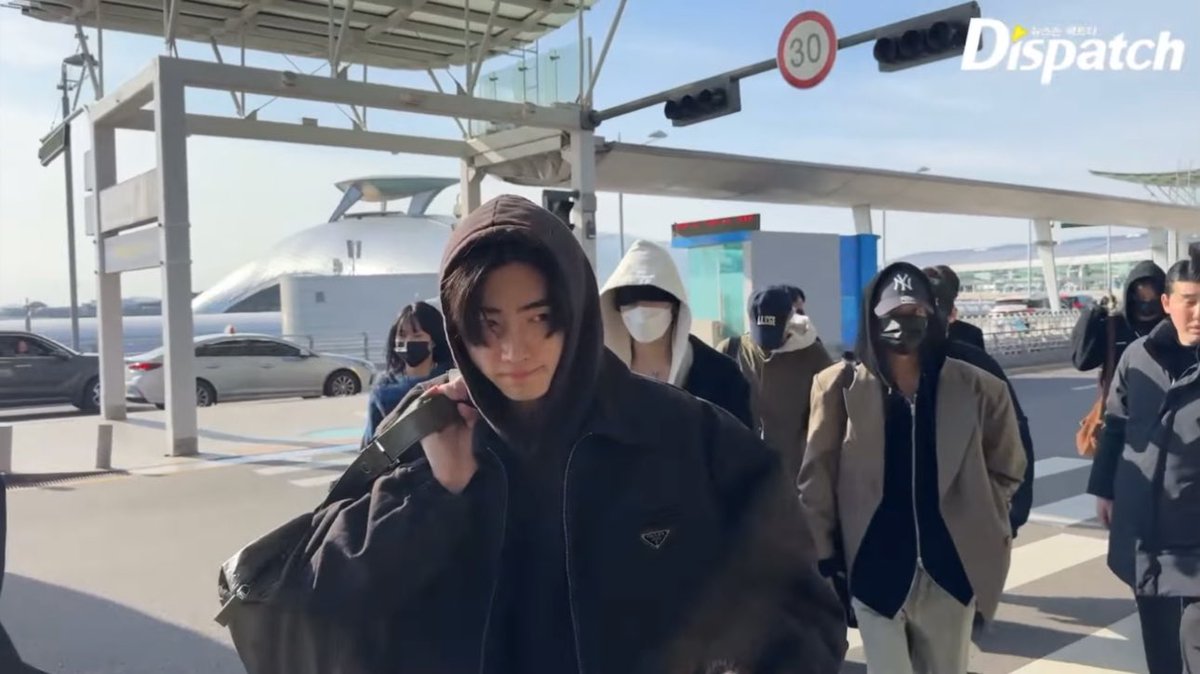 EN7ernally's tweet photo. enhypen on their way to japan for walk the line fukuoka ✈️ safe flight my seven 🥹🤍 https://t.co/rDHteYOqbr