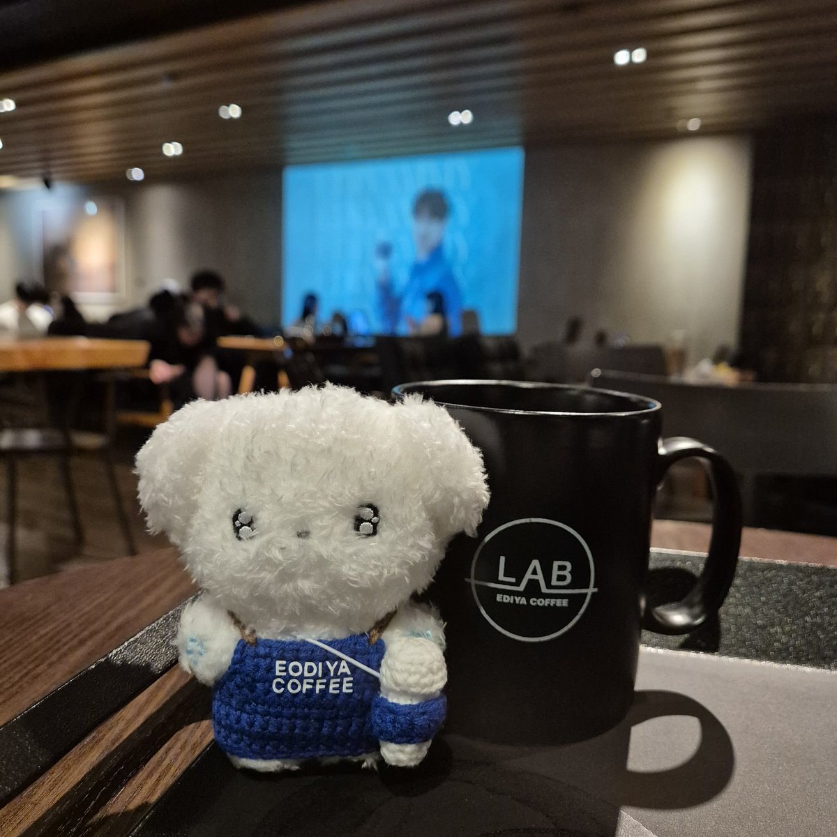 dailywoo1031's tweet photo. 올해 덕질인생중 가장 행복하게 해주신
트친 앤다 변배우께 무한한 감사인사 전하며

올해 마지막 #나눔이벵
1️⃣미니사인무드등 1분
2️⃣뜨서기(변더에러 에디션) 1분
3️⃣어디야앞치마&커피가방세트 1분
(위 상품 외 사진에 있는 물건은 다 불포함)

#rt + 국내주소한정(GS반택가능하신분)
위버스 디엠 150일 이상 인증
공카 정회원 인증

배송비 제가 부담합니다~
1월1일 새해뜨면 당발할께요

#나눔이벤트 #많관부