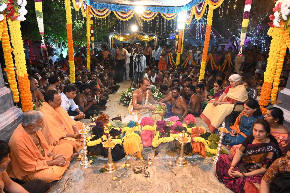 సదుం మండలం ఎర్రాతివారిపల్లెలోని అయప్పస్వామి ఆలయంలో పడిమెట్ల‌ పూజలో