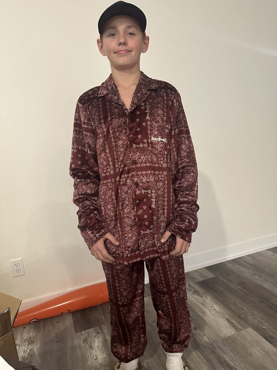 cheddah4's tweet photo. Edison is excited for his @SnoopDogg pajamas. Looking good Eddie!!!!#SnoopDogg #snoopdoggxboxchaingiveaway https://t.co/fTEKClovbU