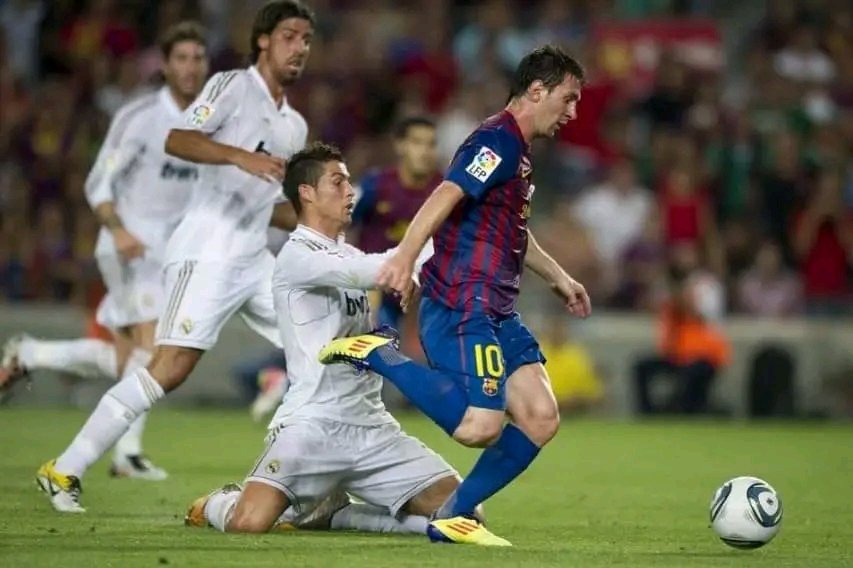 Prohibido olvidar el día que negreira y la FIFA le pagaron al comandante comandante para que se le arrodillara al mesías.