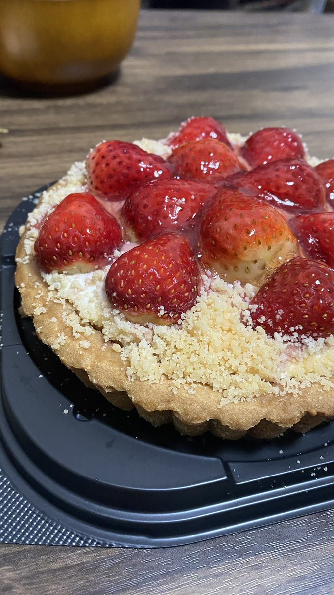 少し遅くなりましたがクリスマスのご報告を🎄

当日は彼女とクリスマスホームパーティー🥳部屋を少し飾り付けて大盛りパスタ😂とサラダ、チキンなどを並べて可愛く📷

ケーキは当初と予定が変わったけどいちごタルト美味しかった🍓

最高な夜を過ごせました☺️