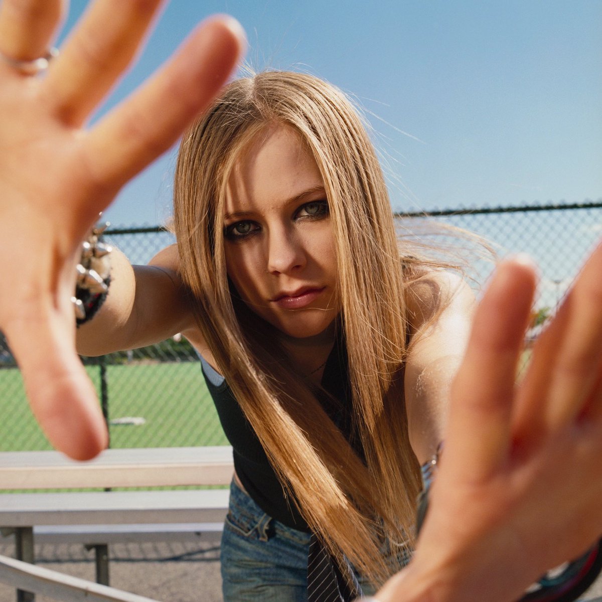 Avril Lavigne earns her first song with 1 billion streams on Spotify ("Complicated").