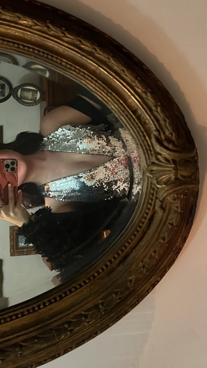 aspadron_'s tweet photo. Yo vengo a decir que me sentí increíble con mis dos outfits navideños (es lo mismo solo que para rumbear me cambie el top) https://t.co/HjqMrPZI0S