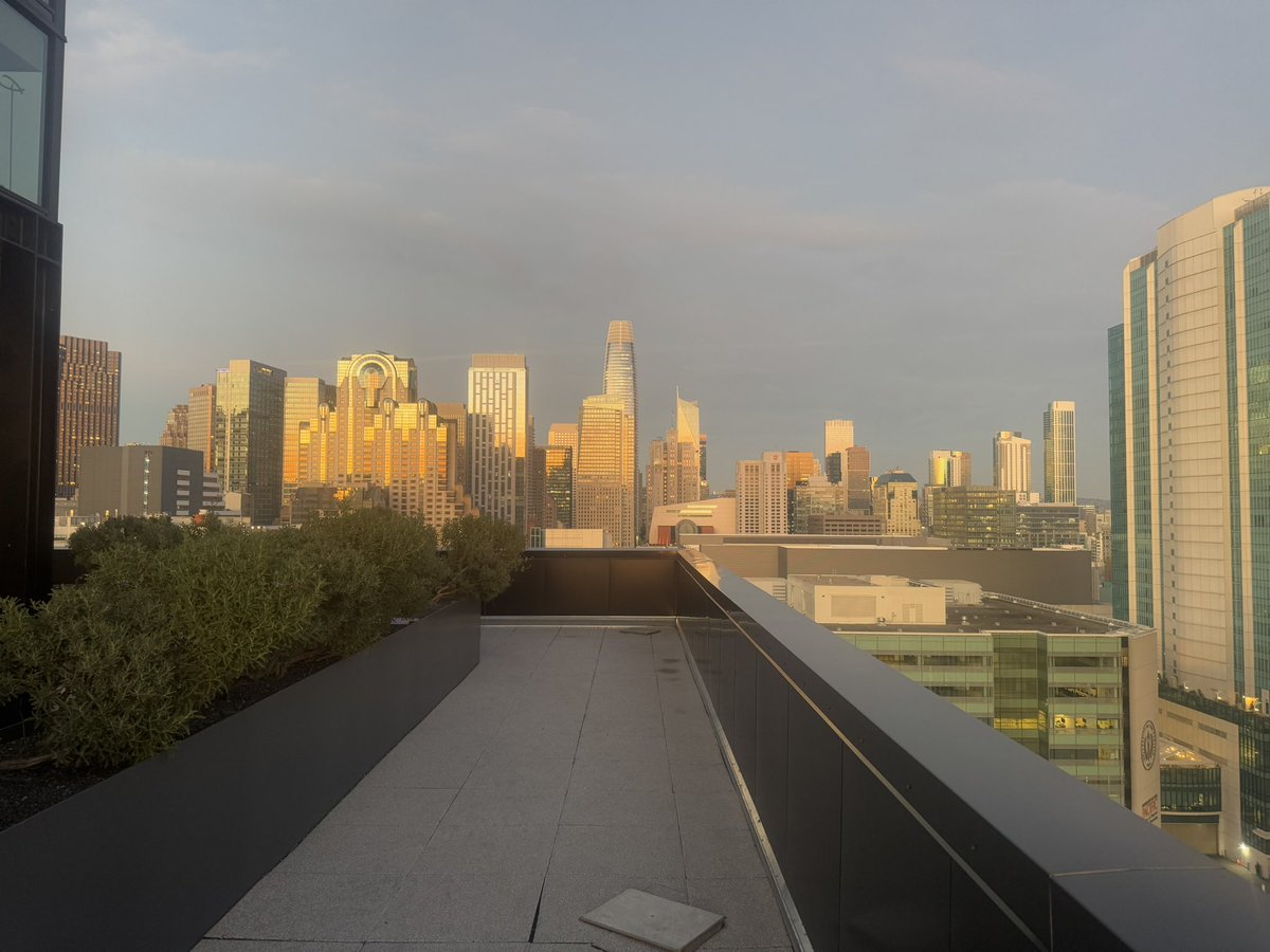 snwy_me's tweet image. 1st ever photo i ever took in SF, and a photo from today
what a year it has been