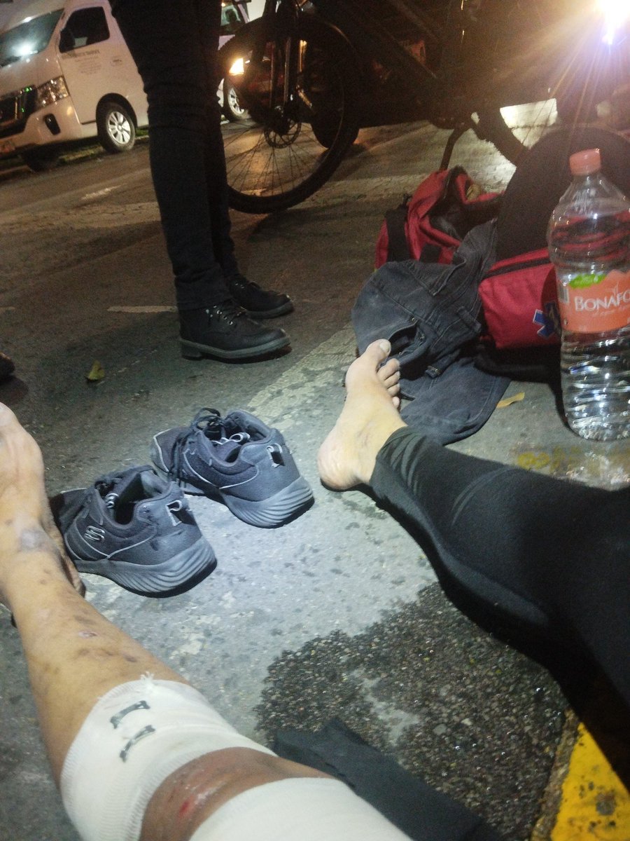 Aquí un poco de la violencia vial que vivimos, hoy éramos invitados al <a href="/PaseodeTodos/">Paseo de Todos</a>  pero fuimos atropellados en la ciclovía división del norte un auto que estaba atravesado en El paso peatonal y estorbando la ciclovía nos quiso primero aplastar echándose para atrás y después me