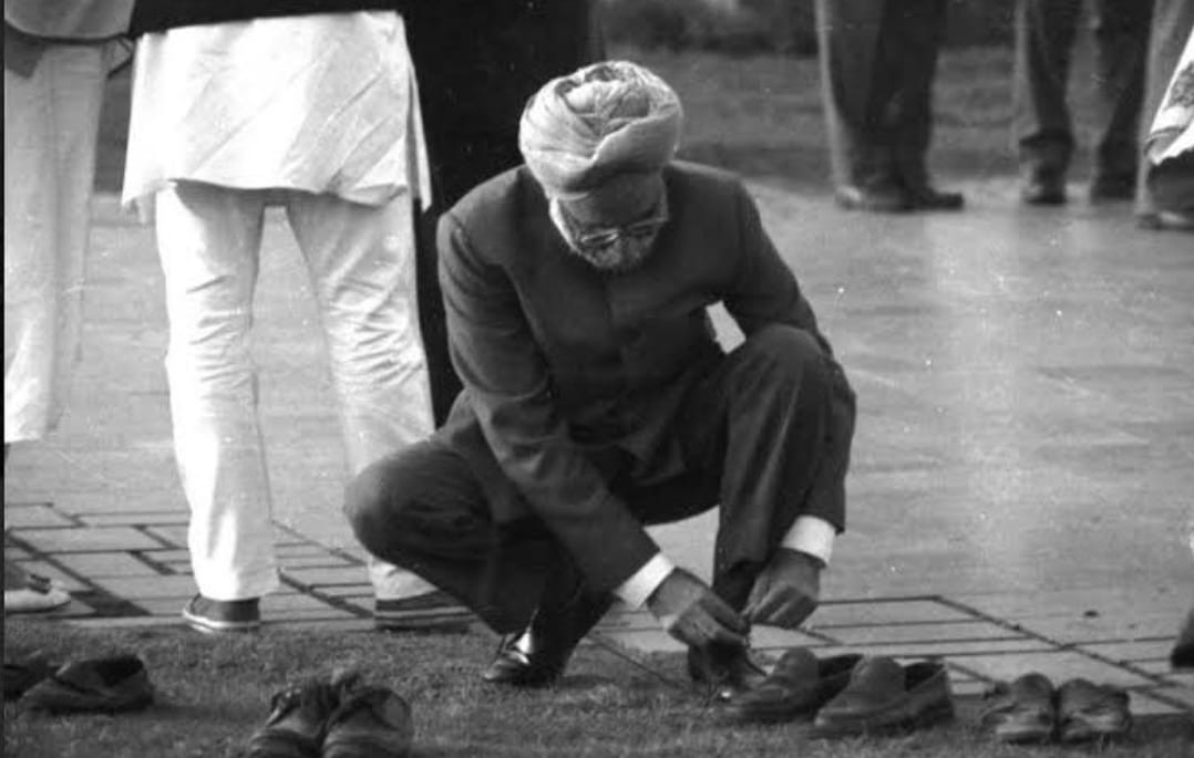 #ManmohanSingh 
हमारे पूर्व प्रधानमंत्री, प्रख्यात अर्थशास्त्री व लोकतांत्रिक-सज्जनता के प्रतीक-पुरुष डॉ मनमोहन सिंह का निधन।
“तुम्हारी खामुशी के लफ़्ज़ पर था शोर शर्मिंदा,
तुम्हारे लहजे की सादा-ज़बानी याद आएगी..।”