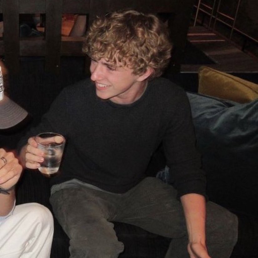 TheSevensSun's tweet image. Boxing day party

And don't worry its flavoured water