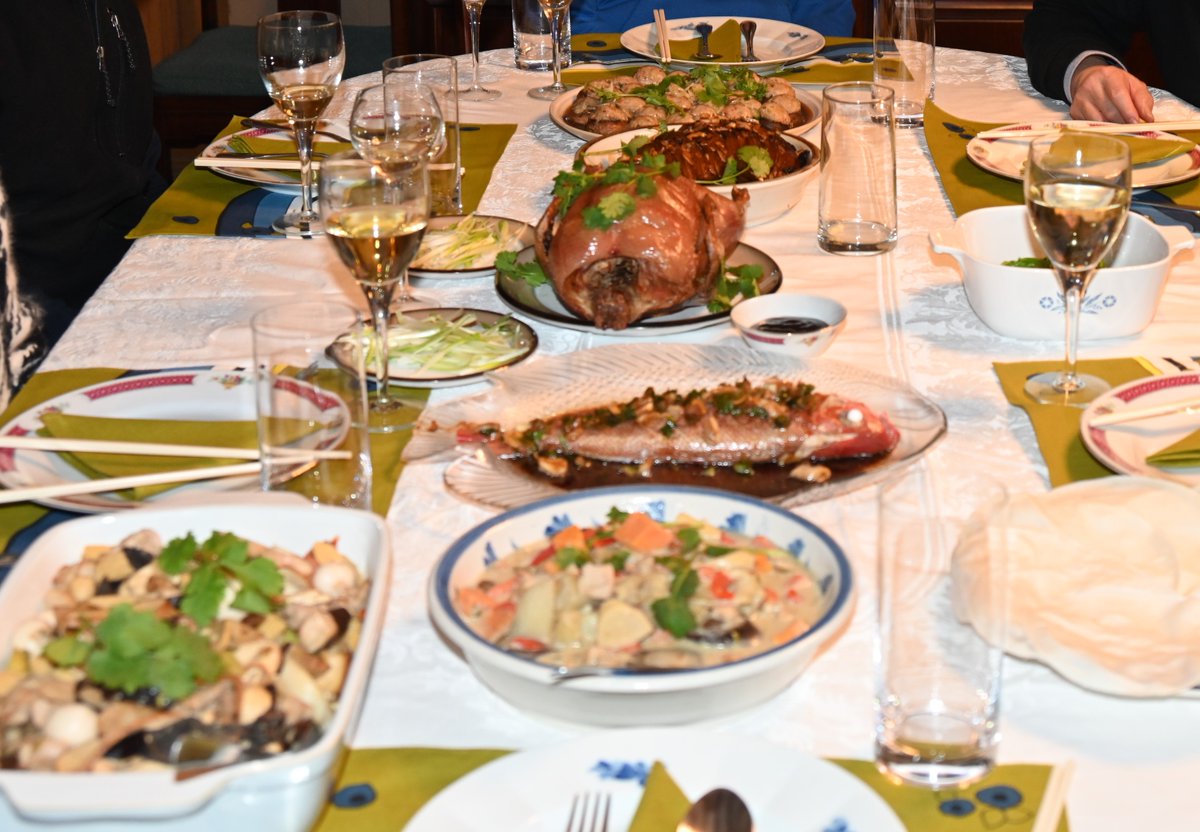 Celebrating Holiday Season - I made Christmas dinner for family - Peking duck in the middle, with (from top to bottom)  Shrimp stuffed mushroom, Braised pork, Duck, Red snapper, Green curry and Chicken with 8 treasures.  Plenty of fun and great conversation and reconnexion.🥂🎉