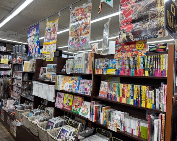 【3F】【フェア】2025年は #昭和100年 だそうで！3Fでは昭和懐かしコーナーを特設・常設コーナーで展開中です！関連書籍やメディア商品をはじめ、当時グッズ、絶版・希少本、映画パンフレットなど随時補充中です！お立ち寄りの際は、ぜひご覧下さいね！　#神保町