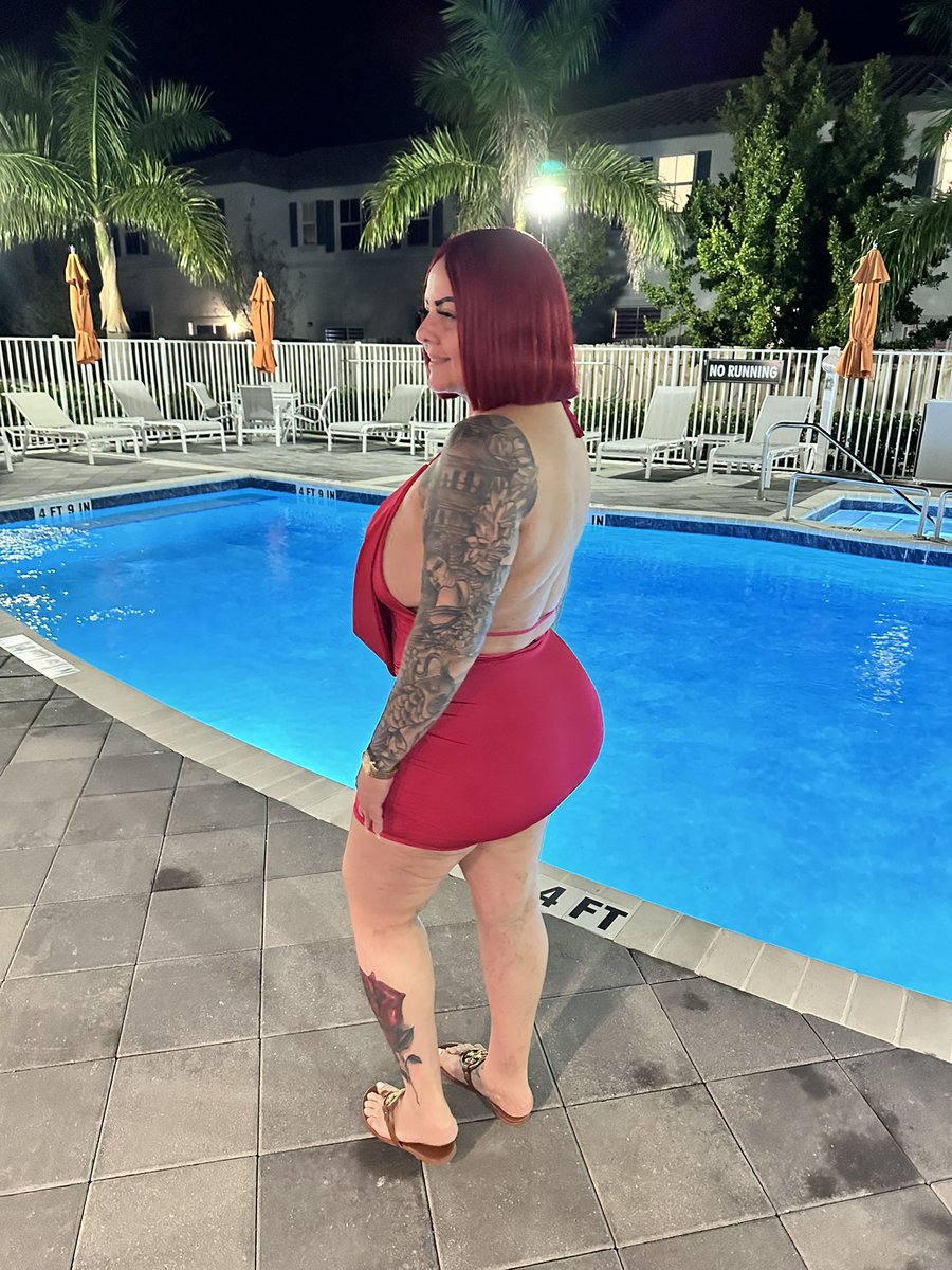 BigMamaFLXXX's tweet photo. Outside tonight bringing in my birthday! Happy birthday to me!!!  12/27🩷🩷🩷 https://t.co/gTp8tv0S4F