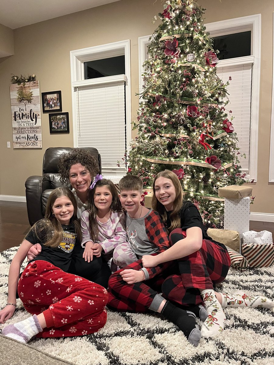 “Maybe Christmas,' he thought, 'doesn't come from a store. Maybe Christmas, perhaps, means a little bit more'” 💚❤️

Merry Christmas all!🎄