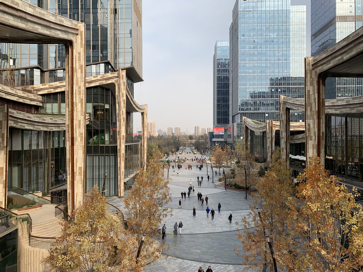 00ur0b0r0s's tweet photo. ヘザウィック設計の最新作
萬象城生命之樹(西安)へ来た。
上海万博英国館と麻布台ヒルズを初めて観た時の感動を上回る迫力。全体から細部まで全てがヘザの世界観。
とにかく広く敷地面積15.5万m2と都市計画一体化の巨大プロジェクト。昨日の地下鉄環状線8号線開通と合わせて、早速超人気スポットへ。 https://t.co/qJCkv3MsN3
