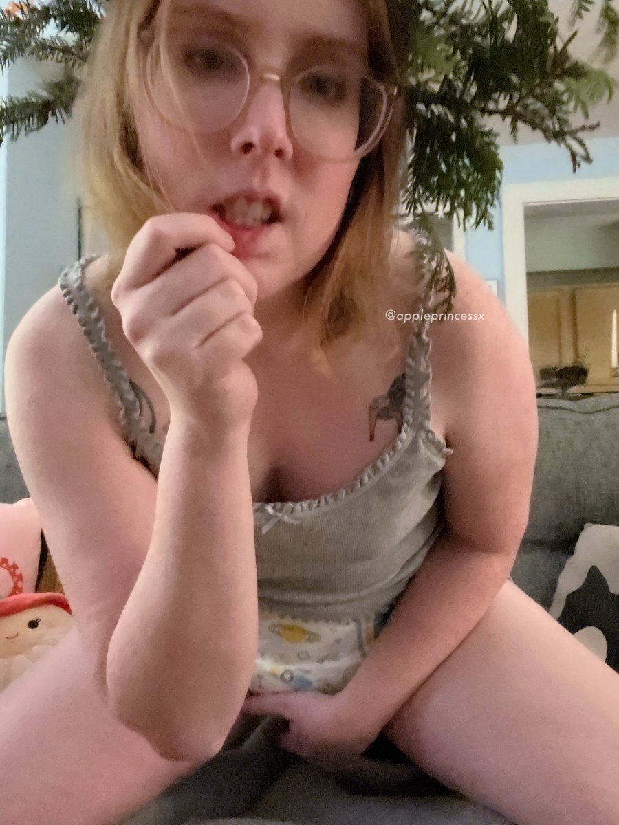 appleprincessx's tweet photo. I reallyyyy need a babysitter 🚼 #abdl https://t.co/g0NpfcG8m2
