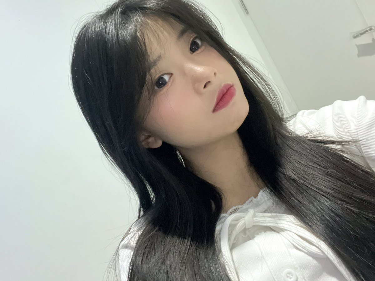 A_FionyJKT48's tweet photo. #TGIF 🤍 https://t.co/Dp8w96tcfL
