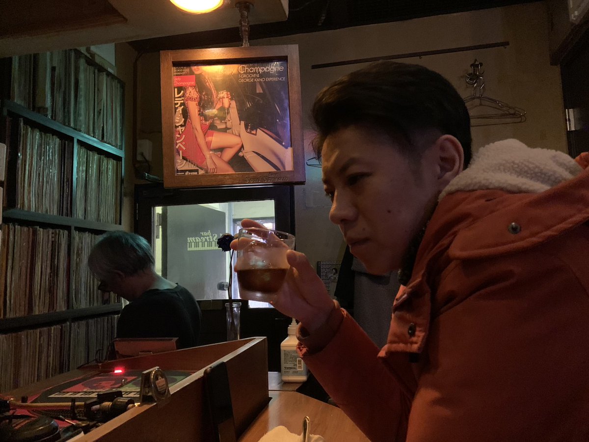 nakashimatakao's tweet photo. ゆうべ新宿のソウルバー #SoulStreem で #Tgroove 高橋氏としっぽり。
BGMは #GeorgeKanoExperience とコラボした旧作。
他にもTグル×ベイベーな楽曲をいくつか見繕っていただきました。最高。
新作の「#MidnightLady」は2月にアナログリリース予定なので皆さまヨロシクです。

#ベースbyベイベー https://t.co/Lt4D1YFJi1