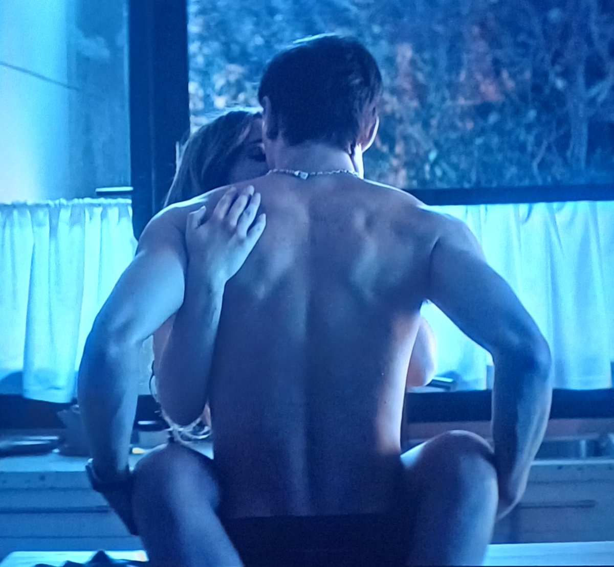 PODEMOS HABLAR DE LA ESPALDA DE ESE HOMBRE? ES QUE 🥵🥵🥵

#CulpaTuya