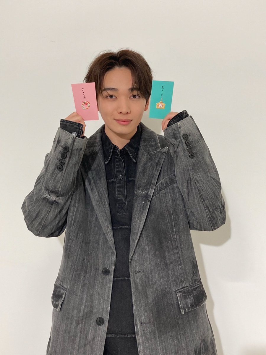 ／
今日12/31は大晦日🌃
＼

1年あっという間でしたね、、

1日早いですが奏人先輩から
お年玉が🧧💖!?

ポチ袋には一体何が入っているんでしょう？🤔
答えは明日Instagramにて公開！🎬

みなさんはどっちのお年玉をもらいたいですか？
リプライでぜひ教えてください🙌

#映画顔好き