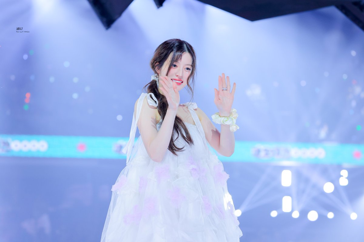 241225
🥺

#아일릿 #ILLIT                            
#민주 #MINJU