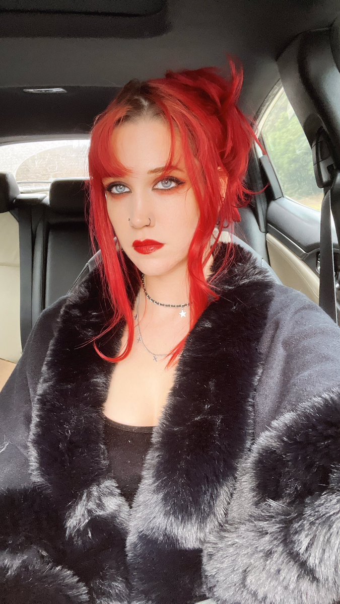 I would’ve made this my pfp on vampirefreaks if that were still a thing 🦇