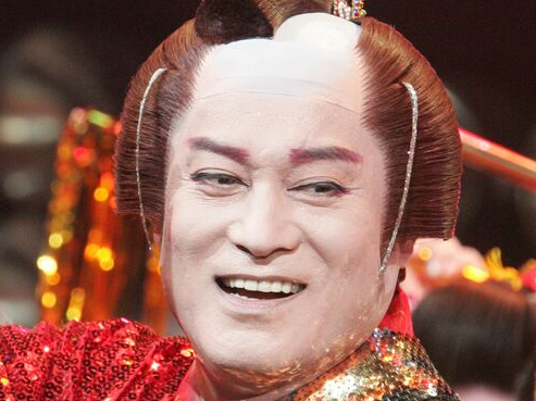 Retoro333's tweet photo. 歌舞伎や時代劇で額の横からチョロっとでているこのほつれ毛は『シケ』という名前。色気や哀愁を添える為に垂らすそう。こんなに金ぴかのシケが似合うのは上様だけ。
#松平健 #マツケン #レトロ https://t.co/Yj6G9yBoo9