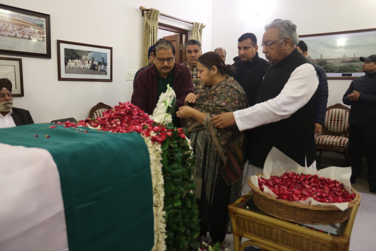 manojkjhadu's tweet image. एक ऐसे इंसान को @RJDforIndia की और से अंतिम प्रणाम जिन्होंने कोलाहल और शोरगुल की राजनीति/लोकजीवन के दौर में भी शालीनता को अपना सर्वस्व मानते हुए सारे दायित्व निभाये।
Goodbye Sir #ManmohanSingh