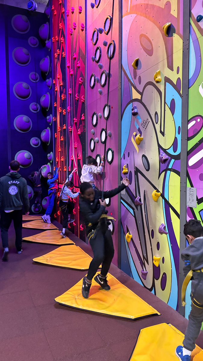 AssociationASAD's tweet photo. ✨Les vacances se poursuivent dans la joie et la bonne humeur.

✅Jump City
✅Projection débat + raclette
✅Wonderful land
✅Atelier confiserie-chocolaterie

🙏 MERCI à ces jeunes qui par leur engagement font vivre des moments de bonheur aux enfants.

#ConjuguonsLaRéussite 🟢🔵 https://t.co/3ErcXMuMJ9
