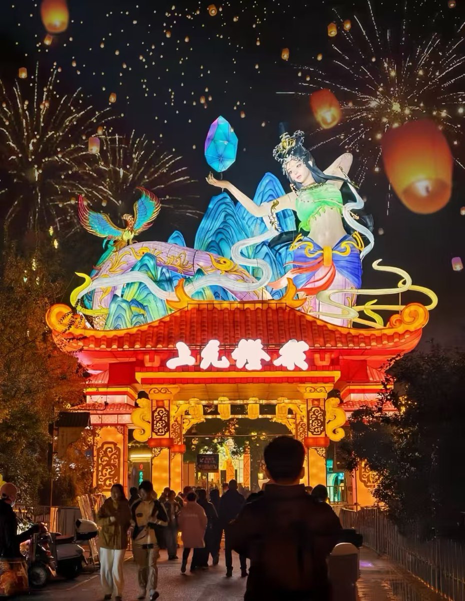 jiangsuandyou's tweet photo. The lanterns light up the Qinhuai River! #LanternFestival #NanjingTour #ChinaTravel #240h #NightView #ScenicView @iNanjing @GoToNanjing @DiscoverNanjing @VisitJiangsu https://t.co/Of4HDrXa6M