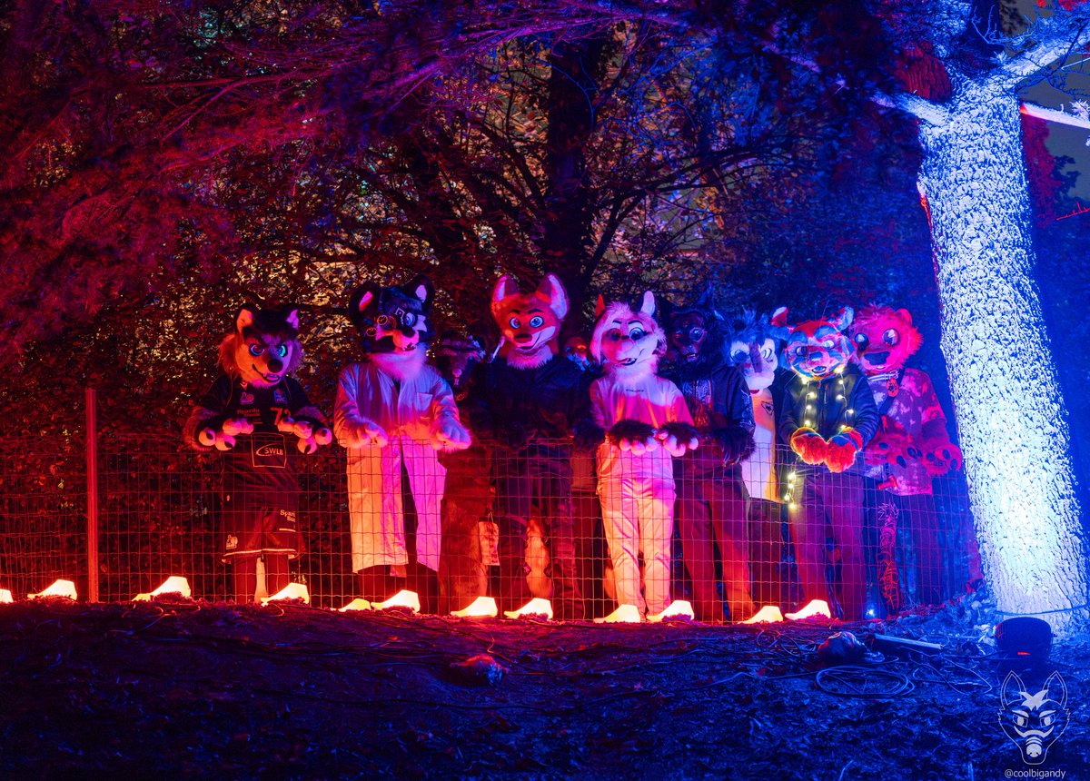 Happy #FursuitFriday!!! 
One of my favorite pictures from Halloween Suitwalk in Ludwigsburg.

🗺️ Ludwigsburg 
📅 31.10.2024
📸 <a href="/coolbigandy/">AndyMan! / Jiroooooo 📯</a> 
🪡 <a href="/Evi1Makers/">EvilMakers🏳️‍⚧️Commissions CLOSED</a> 

<a href="/novrutwoofer/">Novrut/Jaden</a>, <a href="/iKeksiiii/">Keksiiii🦦</a>, <a href="/Zitronenfuchs/">Raimon</a>, <a href="/Kubinashi22/">Kubi 🏳️‍🌈</a>, <a href="/Loki/">Loki</a>, @Eryngii