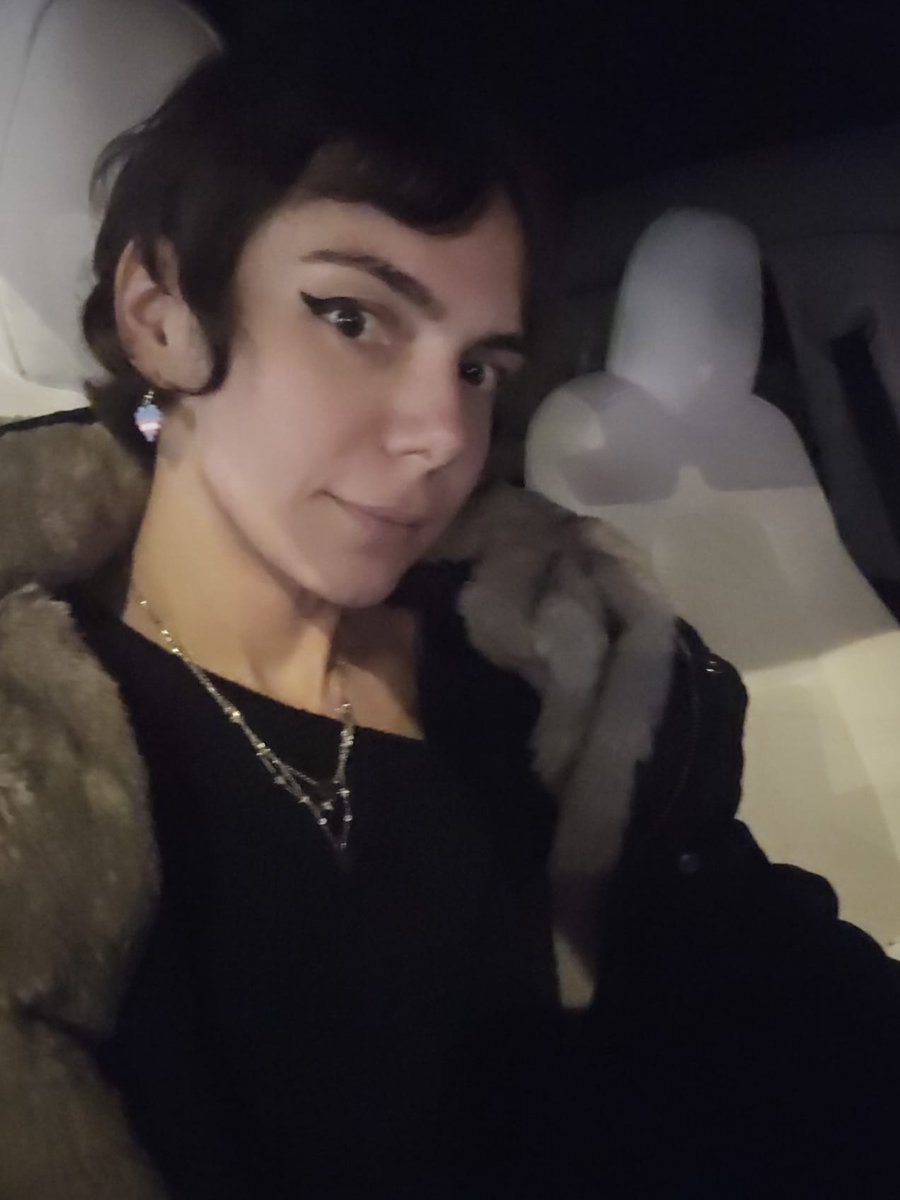 My hair is such a mess haha!
I can't wait for it to be longer. 
I want to get a feminin haircut but I can't because it needs to grow 🙈😂