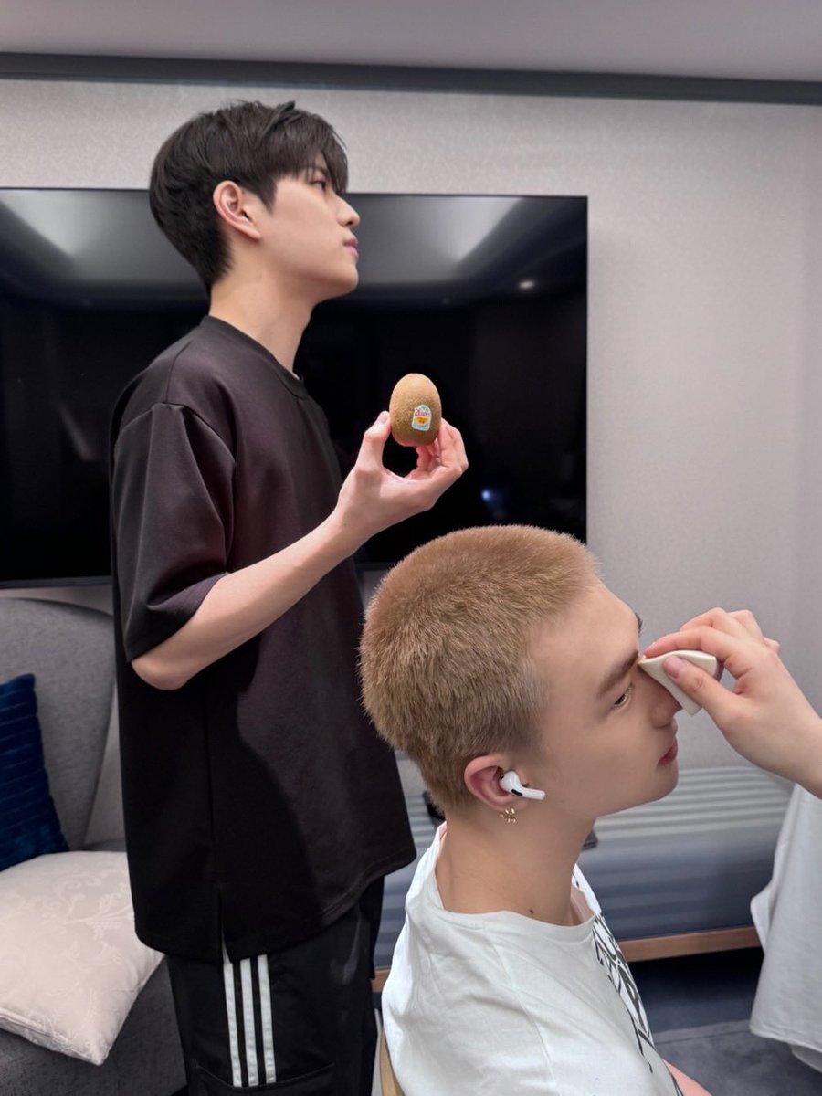 비니 tweet media