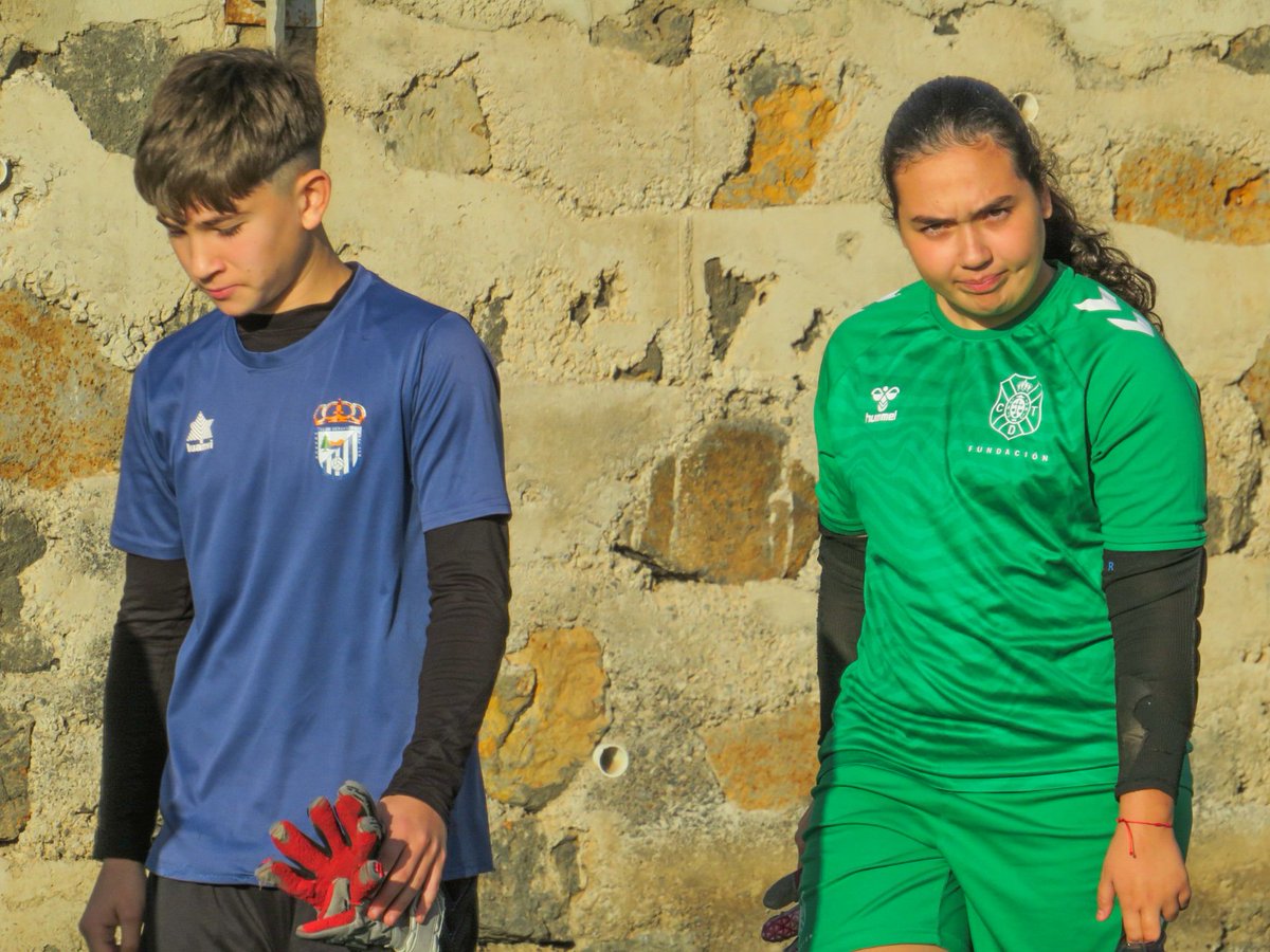 Fundación Canaria CD Tenerife 🏴 (@cdtfundacion) on Twitter photo 🧤 ¡Comienza la "1° Batalla de Porteros del <a href="/CDTOficial/">CD Tenerife 🏴</a>"!
🙌🏻 Bajo la dirección de <a href="/Danihs21/">Dani Hernández</a>, hasta 25 clubes conveniados del programa 'Unidos X el Tenerife' podrán disfrutar de una jornada diferente en la Ciudad Deportiva de Tenerife Javier Pérez 🏟️⚪🔵.
<a href="/CdtCantera/">CanteraCDT 🏴</a> #AmorEterno 🧤 ¡Comienza la "1° Batalla de Porteros del <a href="/CDTOficial/">CD Tenerife 🏴</a>"!
🙌🏻 Bajo la dirección de <a href="/Danihs21/">Dani Hernández</a>, hasta 25 clubes conveniados del programa 'Unidos X el Tenerife' podrán disfrutar de una jornada diferente en la Ciudad Deportiva de Tenerife Javier Pérez 🏟️⚪🔵.
<a href="/CdtCantera/">CanteraCDT 🏴</a> #AmorEterno
