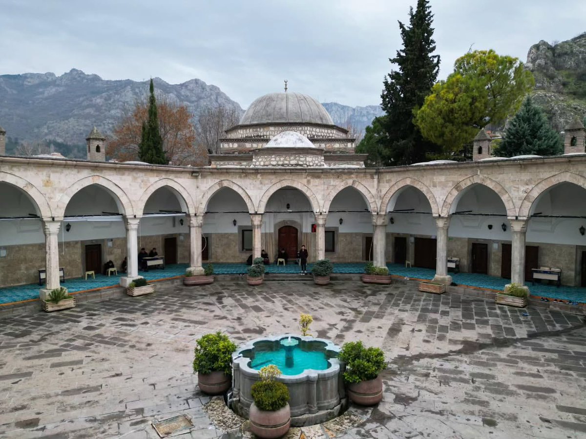 gezsen_tr's tweet photo. Amasya'da görmen gereken bir çok yapıdan biri 
Kapı Ağası Medresesi ya da diğer adıyla Büyük Ağa Medresesi Sultan II. Bayezid'in Kapı Ağası Hüseyin Ağa tarafından 1488 yılında yaptırılmıştır. Planı klasik Osmanlı medrese formundan farklılık gösterir. Özellikle Selçuklu mezar anıtlarında görülen sekizgen plan şeması ilk kez bu medresede uygulanmıştır.

#amasya #medrese #tarih
#yapı