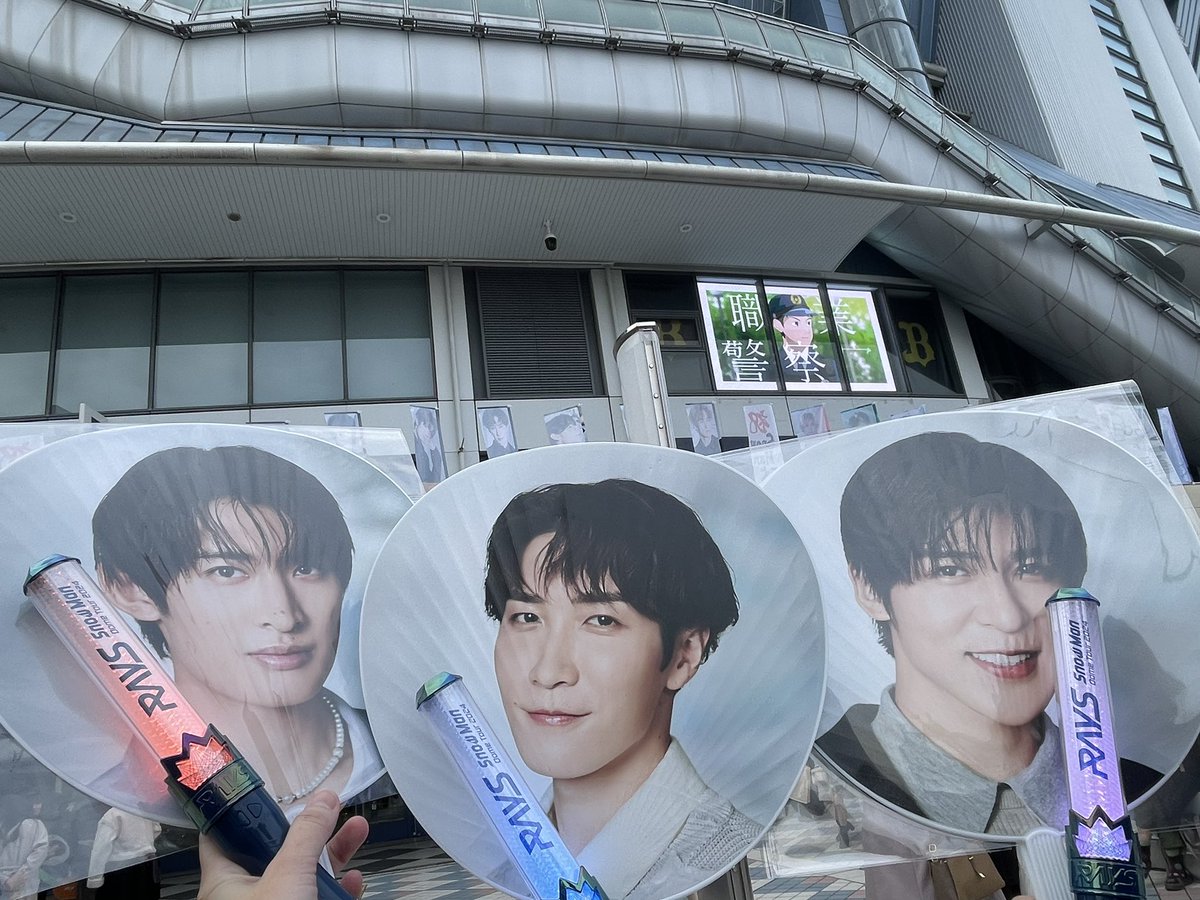 hare_35_tw's tweet photo. 12/25 京セラ参戦。セトリやアレンジ振付、映像から、ヨーロッパアメリカ東南アジア日本を光線（RAYS）と共に巡っていくというコンセプトだと受け取りました。ストーリー性があってよくできたライブだと感心すると同時に、忙しい合間を縫って準備してくれてありがとうの気持ち。彼らに届いてたらいいな https://t.co/tCn1lT8xkx