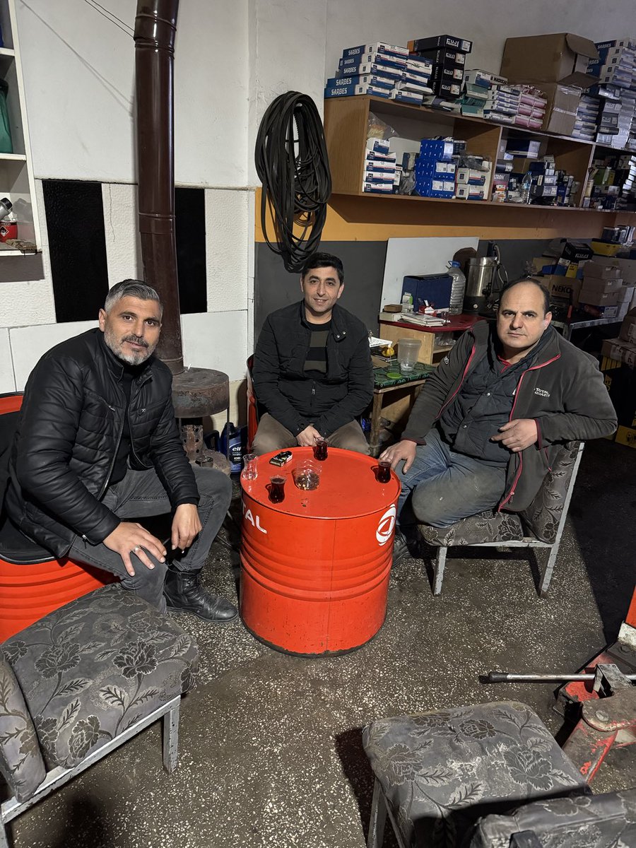 Bazı zindanlar demirden değil, hırs ve ihtirasla örülüdür. Gerçek özgürlük, gönül rahatlığında ve ortak iyiyi arayıştadır. Meydanlar geniş, ama gönüller dar ise, liderlik sadece bir unvan olur.Hayırlı Cumalar.