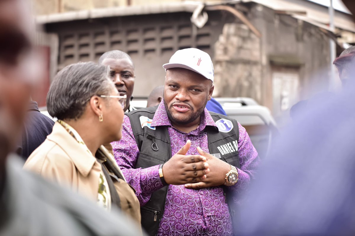 pepele_news's tweet photo. GOUVERNEMENT CENTRAL X GOUVERNEMENT PROVINCIAL DE KINSHASA | Jeudi, 26/12/24, a été marqué par une visite d’inspection de la Première Ministre, cheffe du gouvernement central @SuminwaJudith , accompagnée du 1er citoyen de la Ville Province de KINSHASA, Daniel #BUMBA #LUBAKI ainsi que du Président de l’Assemblée Provinciale, Levi #MBUTA, dans certains chantiers de réhabilitation et de construction des routes dans la capitale. L’objectif principal de cette visite était d’évaluer l’état d’avancement des travaux et de garantir leur bonne exécution face à la détérioration persistante du réseau routier urbain.
La Première Ministre, Judith SUMINWA a salué l’avancement des travaux tout en appelant à leur finalisation rapide. Elle a assuré le gouverneur de l’accompagnement du gouvernement Central dans ses projets essentiels, soulignant l’importance de redonner à Kinshasa son statut de capitale moderne et attrayante, connue autrefois sous le nom de “Kin la belle”. #RDC @pepele_news
