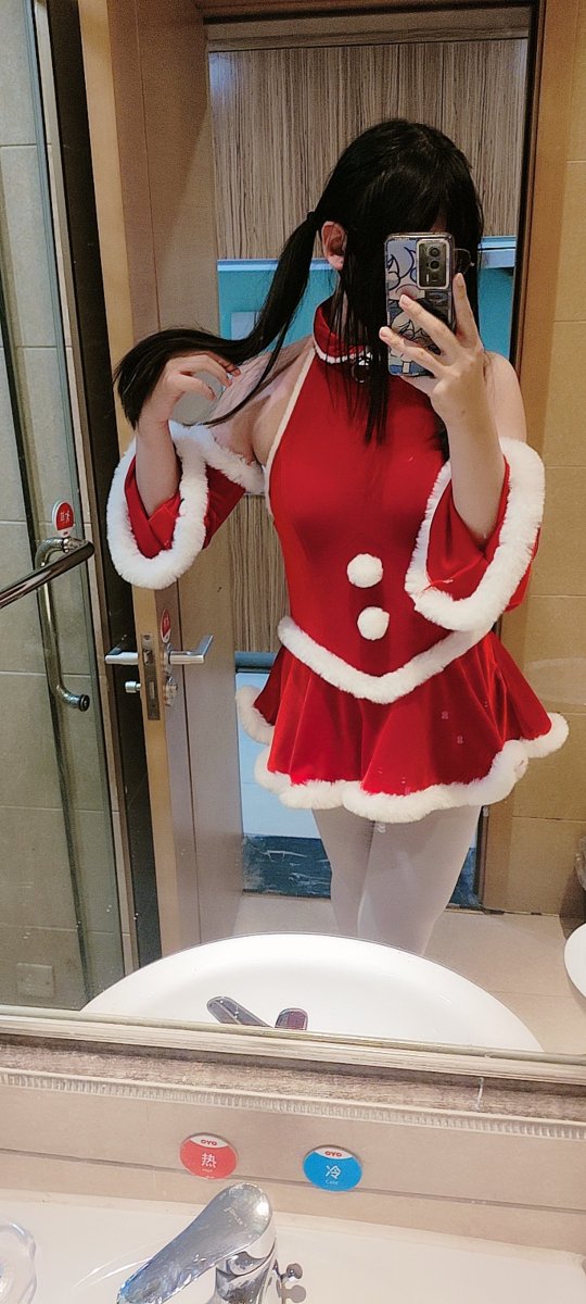 可恶的快递，圣诞结束两天了才把衣服送到((
考研太害人了，按照两个月前的尺码买衣服已经穿起来有点紧了🥺
该抓紧减肥咯