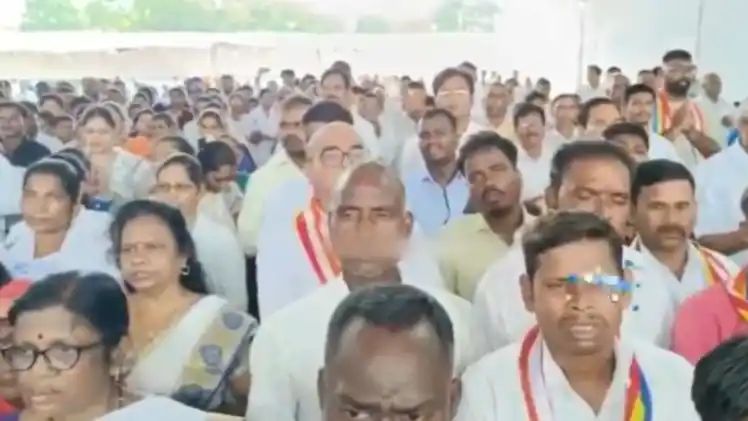 BhanuNand's tweet photo. नागपुर में हाल ही में करीब 5500 लोगों ने सामूहिक रूप से हिंदू धर्म छोड़कर बौद्ध धर्म को अपनाया

सोशल मीडिया पर वायरल हो रहे वीडियो में भारी संख्या में लोगों को बौद्ध धर्म की दीक्षा लेते हुए देखा जा सकता है

धर्म परिवर्तन करने वाले लोगों ने अपने बयान में कहा वे लंबे समय से सामाजिक भेदभाव और पाखंड से परेशान थे

उन्होंने जाति-आधारित शोषण और हिंदू धर्म में व्याप्त कुरीतियों की बात कही है, उनका कहना है कि बौद्ध धर्म उन्हें समानता, करुणा और सामाजिक न्याय का रास्ता दिखाता है

और ऐसा पहली बार नहीं हुआ है कि किसी ने सामूहिक रूप से हिंदू धर्म छोड़ हो 

जब से बाबा साहब भीमराव अंबेडकर जी ने नागपुर में 1956 में सामूहिक रूप से हिंदू धर्म छोड़ा था तब से हर साल लाखों की संख्या में लोग हिंदू धर्म छोड़ते हैं और बौद्ध धर्म को अपनाते हैं