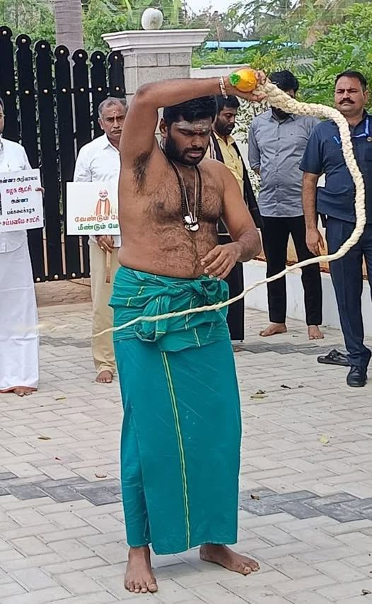 itskJayaprakash's tweet photo. இதற்கு எப்படி வேணாலும் ரியாக்ட் பண்ணுங்க கமெண்ட் பண்ணுங்க...
ஒன்றை மட்டும் மறந்து விடாதீர்கள்.  இது நமது வீட்டில் நடக்கும் வரை விளையாட்டாக தெரியும்... 
நம் வீட்டிலும் பெண்கள் இருக்கிறார்கள் உணர்ந்து பாருங்கள் https://t.co/D01DPaZl7y