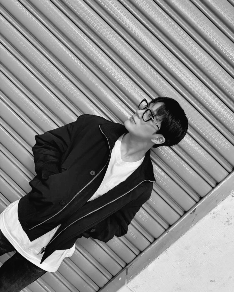 jenoncf's tweet photo. Draped in these glasses and jacket, I might seem like your average nerd, but beneath the surface lies an unrivaled charisma that sets me apart https://t.co/c2C9de4cMI