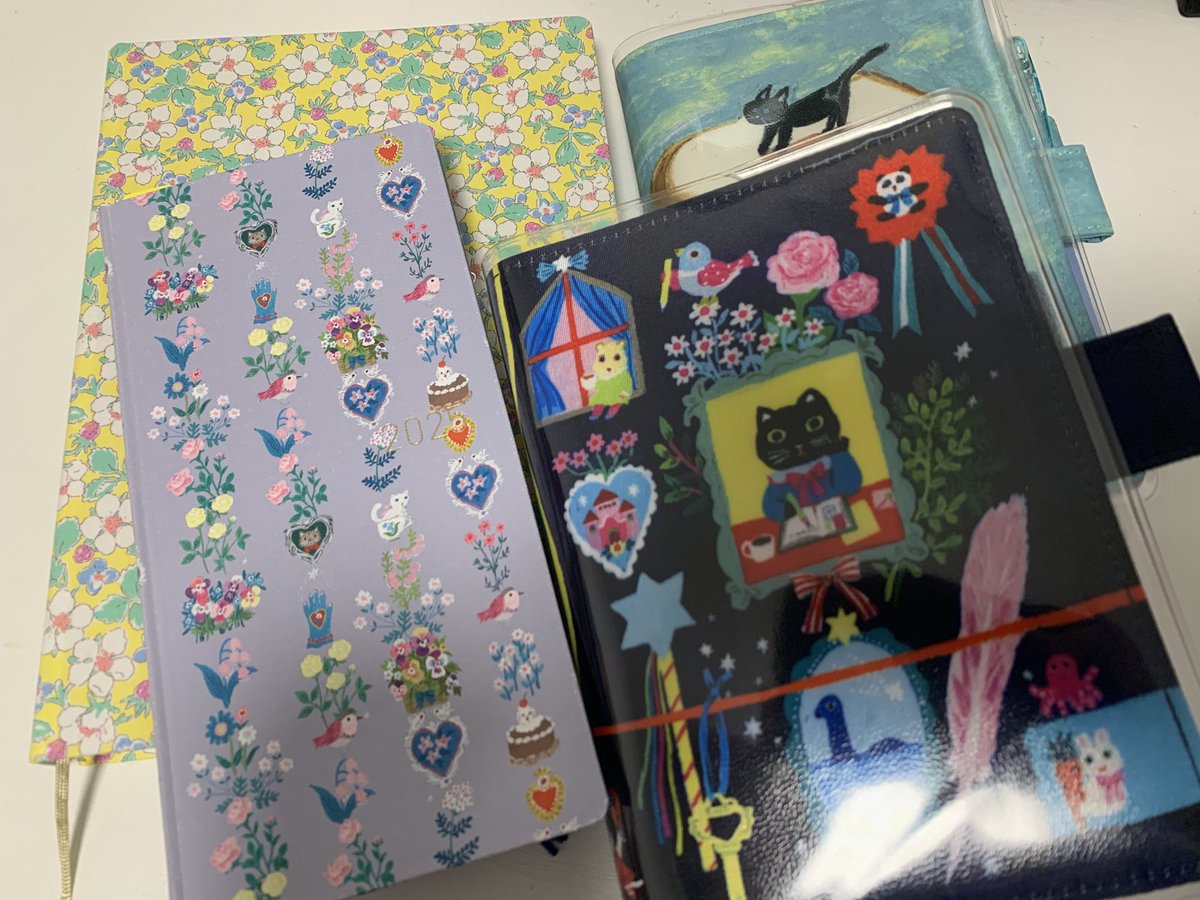 pomechi416's tweet photo. 私は持ち歩くならミニ6のシステム手帳が絶対で、今までTNP出番なかったけど、今更TNPのシステム手帳化に成功しそれにより第??回手帳会議をすることになり、急いでロフトへ🏃‍♂️買えないと思ってた北岸さんカバーと出会ってしまいほぼ日もう1冊増やすことに←
ほぼ日4冊体制の2025年🐍
#ほぼ日手帳
#TNP https://t.co/3BgzfWo7b8