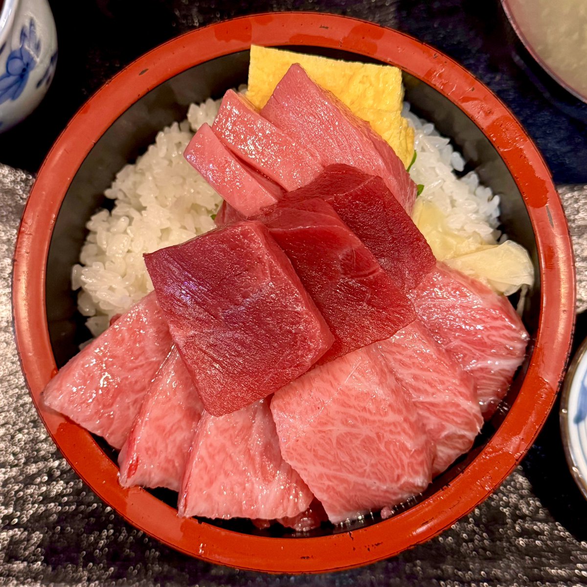 harapecooh29's tweet photo. 海の幸 翔 @神田
超特選生本マグロ‼︎戸井産カマトロ・大トロ・中トロ・赤身・中おち丼¥4800

戸井産の津軽海峡なマグロは濃厚な旨味と脂の甘くとろけるマリアージュが至高！年内最後にこんなに美味しい一杯を食べることができて最高！
年明けは1/6から営業とのことです。ご馳走様でした！ https://t.co/pajxjA72dW