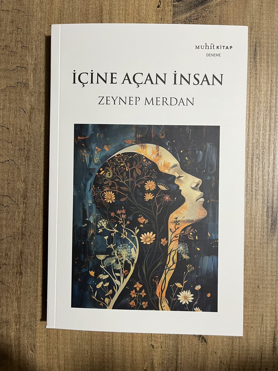 “Kitaplar da insanlar gibi. Vaktinde çıkarlar karşımıza. Ya da yıllarca başucumuzda, bilincimizin hazır olacağı zamana değin saklarlar kendini. Doğru zamanda karşımıza çıkan doğru insanlar gibi. Tıpkı onlar gibi vakti var bazı kitapların. İnsan kitabını bulur, kitap insanını...”