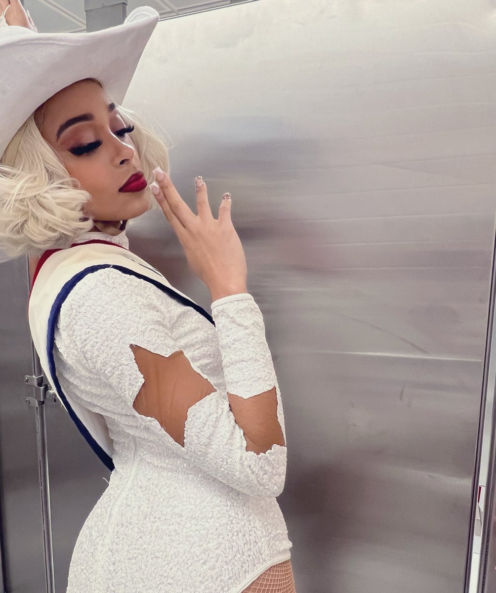 khailee__'s tweet photo. Oh nothing, just performed with Beyoncé 👑🐝 https://t.co/rWyNsdP2tb