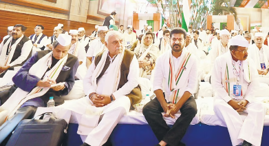 marpuvastundi's tweet photo. The #CWC, led by CM @revanth_anumula , approved a #Resolution for a nationwide #caste census and #protection of southern states' interests in #LokSabha delimitation, #emphasizing social #equity and #strategic measures at its Belagavi meet. https://t.co/ZXdFAFsam1