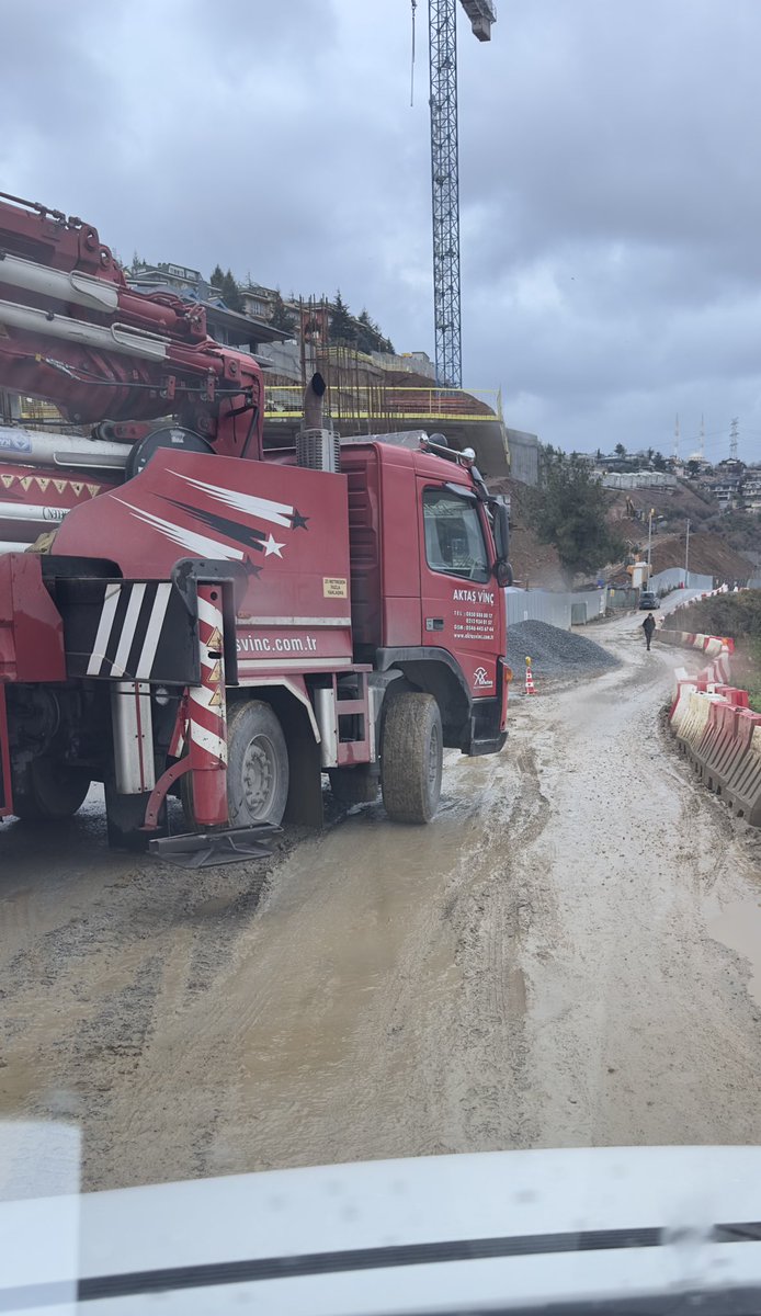 m_semih06's tweet photo. Deniz koru inşaatı yolları bataklık yaptı öğrencilerin geçtiği güzergahta yollar çamur içinde çevreye ve insanlara hiç saygı yok https://t.co/1Ul7jjDdQq