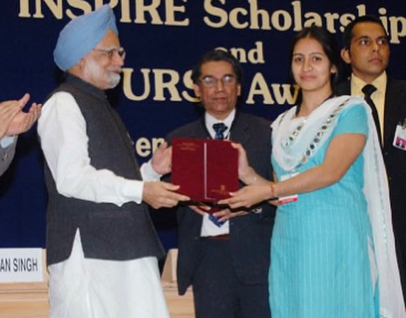 ipsanukriti14's tweet image. It was a windfall for me to meet #ManmohanSingh ji in person for Inspire sch. ceremony. His down to earth persona was awe-inspiring. A  man of few words who showed it through his life and work that with silence and humility, you can literally shake the world ✨🙏🏻 🇮🇳